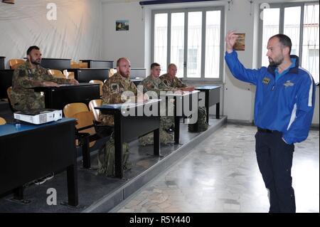 Sgt. Christopher Beseda, eine US-Armee Fallschirmjäger von Alpha Company, 1.BATAILLON, 503Rd Infanterie Regiment, 173Rd Airborne Brigade erhält Kurse mit Italienischen Armee Folgore Brigade Fallschirmjäger während Jumpmaster Kurs an Gamerra Folgore Airborne Brigade Schule, Pisa, Italien, 13. April 2017. ( Stockfoto