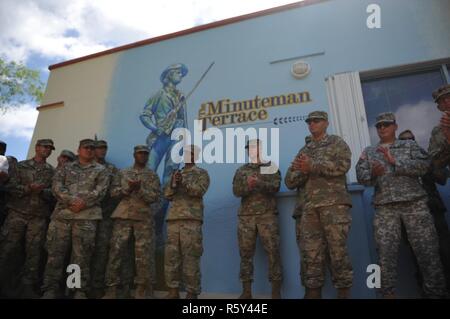 Soldaten, Zivilisten und Familie Mitglieder sammeln im Bowlingcenter Deck für die Widmung der Minuteman Terrasse. Die Einweihung des Deck war Teil der US-Armee finden 109. Geburtstag Veranstaltungen auf Fort Buchanan, PR, 21. April statt. Stockfoto
