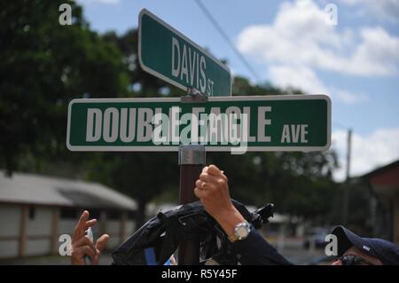 Der Doppeladler Avenue Road Sign wurde als Teil der US-Army Reserve 109. Geburtstag Feier auf Fort Buchanan, April 21 vorgestellt. Stockfoto