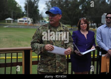 Oberst Michael T. Harvey, US-Armee Garnison Fort Buchanan Commander, Adressen Gäste bei der Einweihung der Minuteman Terrasse während der US-Armee finden 109. Geburtstag Feier auf Fort Buchanan, 21. April statt. Stockfoto