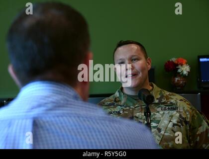 U.S. Army National Guard Oberstleutnant Buck Buchanan, US-Army Central Deputy Senior guard Advisor, rechts, spricht mit Derek Burress, Guten Morgen Sumter radio show Host, Links, während einer Live-Sendung bei Shaw Air Force Base, S.C., 21. April 2017. Buchanan sprach über die 109 US-Armee finden Geburtstag am 23. Stockfoto