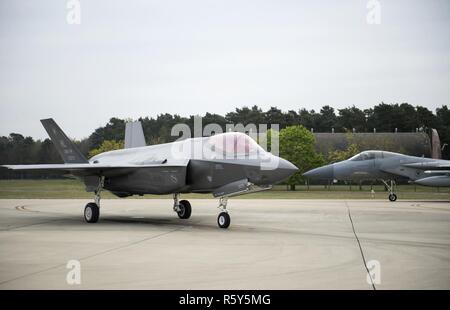 Eine F-35A Lightning II von der 34th Fighter Squadron bei Hill Air Force Base, und ein F-15C Eagle von der 493Rd Fighter Squadron, Stand by zum take-off für ein Training sortie bei Royal Air Force Lakenheath, England, April 20. Die F-35 A ist eine fünfte Generation, multi-role Fighter Aircraft ist hier zum Einsatz Ausbildung Chancen zu maximieren, bekräftigen dauerhafte Verpflichtungen zu NATO-Verbündeten, und Handlungen, die die Sicherheit der Region destabilisieren abhalten. Stockfoto