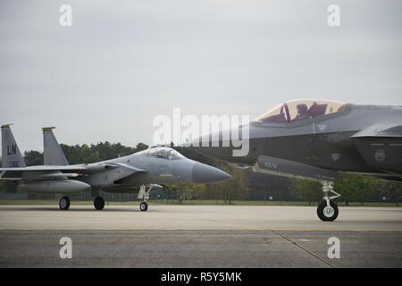 Eine F-35A Lightning II von der 34th Fighter Squadron bei Hill Air Force Base, und ein F-15C Eagle von der 493Rd Fighter Squadron, Stand by zum take-off für ein Training sortie bei Royal Air Force Lakenheath, England, April 20. Die F-35 als auch wird die Bereitstellung von England nach NATO-Basen maximierung Ausbildungsmöglichkeiten, während auch die Stärkung der NATO und der NATO kollektive Abschreckung Körperhaltung verbessern. Stockfoto