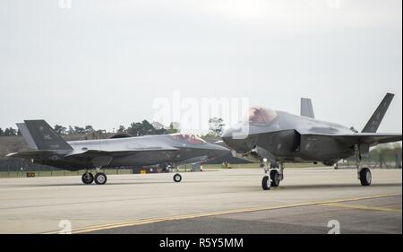 Zwei F-35 ein Blitz IIs von der 34th Fighter Squadron bei Hill Air Force Base, Taxi zum take-off für ein Training sortie bei Royal Air Force Lakenheath, England, April 20. Die US Air Force eingesetzt, um die Flugzeuge, rund 250 Flieger, und der zugehörigen Ausrüstung zu Lakenheath auf einem lange geplanten Schulungen Bereitstellung, Training mit anderen Europa-basierten Flugzeuge zu führen. Stockfoto