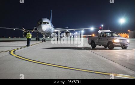 Ein charterflugzeug Parks in Mountain Home Air Force Base, Idaho, 22. April 2017. Zwischen zwei Flugzeuge, mehr als 100 Flieger in die 726Th Air Control Squadron zugeordnet aus einem sechsmonatigen Einsatz an Standorten im gesamten Südwesten Asien zurück. Stockfoto