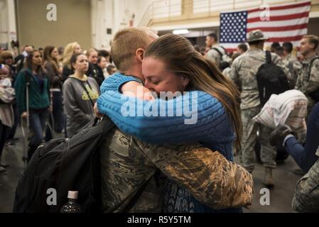 Kapitän Torrance Barach, 726Th Air Control Squadron, vereint mit seiner Frau in Mountain Home Air Force Base, Idaho, 22. April 2017. Die 726Th ACS richten Sie Tabellen, Spiele, Essen und Filme für die Familien warten auf Ihren Lieben. Stockfoto