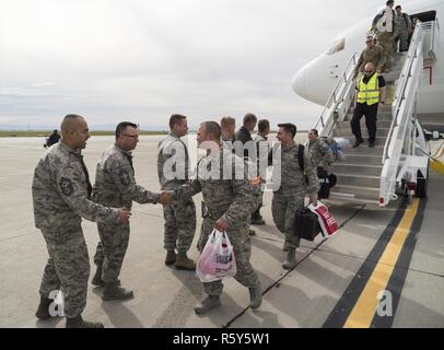 Base Führung herzlich Willkommen Home bereitstellern von der 726th Air Control Squadron bei Mountain Home Air Force Base, Idaho, 22. April 2017. Trotz der zwei Flüge 12 Stunden Abstand und anspruchsvollen Wetter, die Kommandeure und Senior Unteroffiziere kam die Anwender eine ordnungsgemäße Homecoming zu geben. Stockfoto
