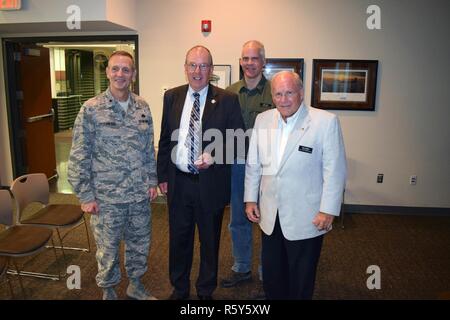 Tom Tudor trifft sich mit dem Personal an der Iowa Gold Star Military Museum auf Lager Dodge gemeinsame Manöver Training Center in der Johnston, Iowa. (Von links nach rechts) Brig. Gen. Randy Greenwood; Stabschef - Iowa Air National Guard, Tom Tudor; Gastredner, Michael Vogt, die Kuratorin des Museums, Bob Holliday; Vorstand Präsident. Stockfoto