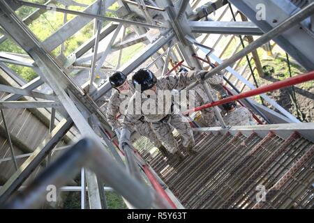 Us Marine Corps Rekruten mit Golf Company, 3.BATAILLON, rekrutieren Training Regiment, zu Fuß auf der Oberseite der rappel Tower auf der Marine Corps Depot rekrutieren, Parris Island, 18. April 2017. Der Turm Abseilen ist für Rekruten, die Höhenangst zu überwinden. Stockfoto