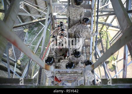 Us Marine Corps Rekruten mit Golf Company, 3.BATAILLON, rekrutieren Training Regiment, zu Fuß auf der Oberseite der rappel Tower auf der Marine Corps Depot rekrutieren, Parris Island, 18. April 2017. Der Turm Abseilen ist für Rekruten, die Höhenangst zu überwinden. Stockfoto