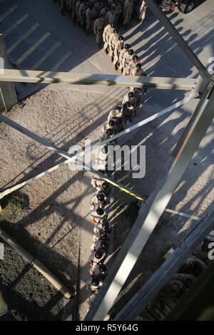 Us Marine Corps Rekruten mit Golf Company, 3.BATAILLON, rekrutieren Training Regiment, zu Fuß auf der Oberseite der rappel Tower auf der Marine Corps Depot rekrutieren, Parris Island, 18. April 2017. Der Turm Abseilen ist für Rekruten, die Höhenangst zu überwinden. Stockfoto