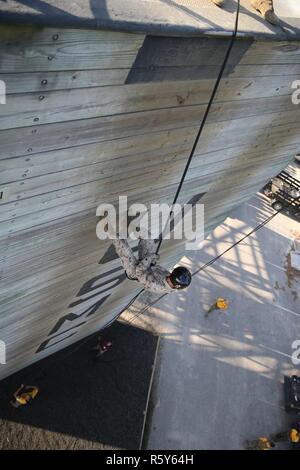 Ein U.S. Marine Corps mit Golf Company, 3.BATAILLON, rekrutieren Training Regiment rekrutieren, rappels den Turm auf der Marine Corps Depot rekrutieren, Parris Island, 18. April 2017 abseilen. Der Turm Abseilen ist für Rekruten, die Höhenangst zu überwinden. Stockfoto