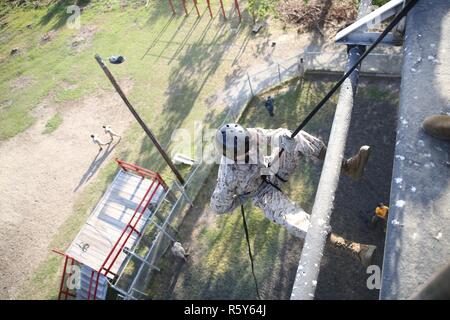 Ein U.S. Marine Corps mit Golf Company, 3.BATAILLON, rekrutieren Training Regiment rekrutieren, rappels den Turm auf der Marine Corps Depot rekrutieren, Parris Island, 18. April 2017 abseilen. Der Turm Abseilen ist für Rekruten, die Höhenangst zu überwinden. Stockfoto
