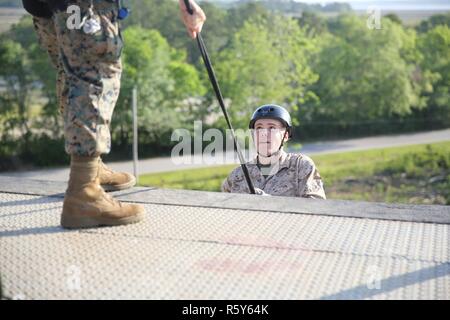 Ein U.S. Marine Corps mit Golf Company, 3.BATAILLON, rekrutieren Training Regiment rekrutieren, rappels den Turm auf der Marine Corps Depot rekrutieren, Parris Island, 18. April 2017 abseilen. Der Turm Abseilen ist für Rekruten, die Höhenangst zu überwinden. Stockfoto