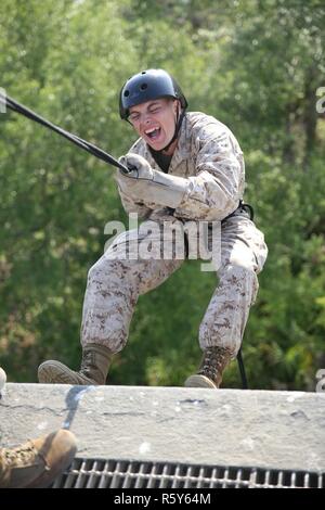 Ein U.S. Marine Corps mit Golf Company, 3.BATAILLON, rekrutieren Training Regiment rekrutieren, rappels den Turm auf der Marine Corps Depot rekrutieren, Parris Island, 18. April 2017 abseilen. Der Turm Abseilen ist für Rekruten, die Höhenangst zu überwinden. Stockfoto