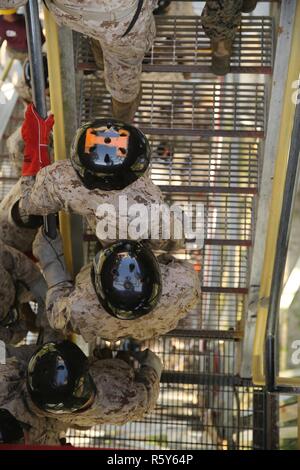 Us Marine Corps Rekruten mit Golf Company, 3.BATAILLON, rekrutieren Training Regiment, zu Fuß auf der Oberseite der rappel Tower auf der Marine Corps Depot rekrutieren, Parris Island, 18. April 2017. Der Turm Abseilen ist für Rekruten, die Höhenangst zu überwinden. Stockfoto