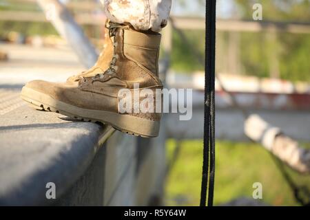 Ein U.S. Marine Corps mit Golf Company, 3.BATAILLON, rekrutieren Training Regiment rekrutieren, rappels den Turm auf der Marine Corps Depot rekrutieren, Parris Island, 18. April 2017 abseilen. Der Turm Abseilen ist für Rekruten, die Höhenangst zu überwinden. Stockfoto