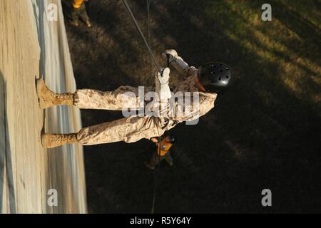 Ein U.S. Marine Corps mit Golf Company, 3.BATAILLON, rekrutieren Training Regiment rekrutieren, rappels den Turm auf der Marine Corps Depot rekrutieren, Parris Island, 18. April 2017 abseilen. Der Turm Abseilen ist für Rekruten, die Höhenangst zu überwinden. Stockfoto