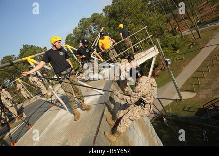 Us Marine Corps Rekruten mit Golf Company, 3.BATAILLON, rekrutieren Training Regiment, rappel den Turm auf der Marine Corps Depot rekrutieren, Parris Island, 18. April 2017 abseilen. Der Turm Abseilen ist für Rekruten, die Höhenangst zu überwinden. Stockfoto
