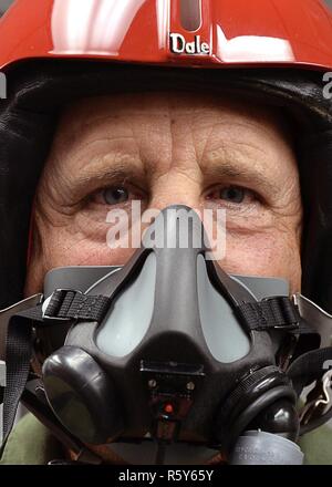 Pensionierte US Air Force Oberstleutnant Dale Cooke, ehemaliger US Air Force Thunderbirds Pilot, ist mit einem Fluganzug, G-Anzug Kompression Ausrüstung und moderne Flug Maske zusammen mit seiner Thunderbirds Helm zu Tyndall Air Force Base, Fla., 21. April 2017 zu gehen. Cooke und Flugzeuge Nr. 177, ein T-38A Talon, ab dem 2. Fighter Training Squadron haben eine lange gemeinsame Geschichte von ihren Tagen als Thunderbirds in den 1980er Jahren. Das Paar über 800 Flugstunden auf 200 Aufführungen allgemein angesammelt. Stockfoto