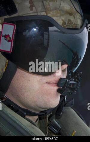 Us Marine Corps Sgt. Trevor Vermögen, eine Crew Chief für Marine Light Attack Helicopter Squadron - 267, starrt aus einer UH-1Y Huey während einer Mission Rehearsal Übung auf Okinawa, Japan, 26. April 2017. Die Mission Rehearsal Übung durchgeführt, um die verschiedenen Vermögenswerte von III Marine Expeditionary Force zu nutzen und sie als kombinierte Einheit integrieren die Ziele der III MEF im Pazifischen Raum zu erreichen. Stockfoto