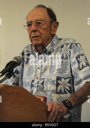 Pensionierte US-Marine Kapitän John woolston, Überlebender der USS Indianapolis, teilt seine Geschichte mit Mitgliedern aus der Defense Information Systems Agency (DISA-PAC) im Café des Wright Bruder auf Hickam, 21. April 2017. Der Service Mitglieder gehalten das Frühstück über Führung Lehren aus den Erfahrungen der Woolston zu erfahren. Stockfoto