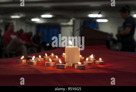 Arabischen Golf (24. April 2017) Segler beobachten, ein Moment der Stille, in der Erinnerung an den Holocaust Veranstaltung an Bord der Flugzeugträger USS George H.W. Bush (CVN 77) (GHWB). GHWB ist in den USA der 5. Flotte Bereich für Maßnahmen zur Erhöhung der Sicherheit des Seeverkehrs auf die Verbündeten und Partnern zu beruhigen bereitgestellt, und der Freiheit der Schiffahrt und des freien Handels in der Region erhalten. Stockfoto