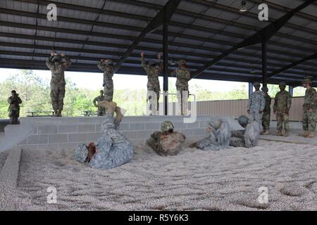 Us-Soldaten in die 982Nd Combat Camera Company, 824th Quartermaster Unternehmen und der United States Army zivilen Angelegenheiten und psychologische Operationen des Befehls Praxis ihre Landung am Fallschirm Papst Army Airfield fällt in Fort Bragg, NC, 21. April 2017 zugewiesenen entfernt. Us-Soldaten in die 982Nd Combat Camera Company, 824th Quartermaster Unternehmen und der United States Army zivilen Angelegenheiten und psychologische Operationen des Befehls zugewiesen wurden Vorbereitungen für einen Fallschirmsprung aus einer C-130 Hercules Flugzeuge auf Sizilien Drop Zone in Fort Bragg, NC. Stockfoto