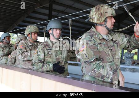 Us-Soldaten in die 982Nd Combat Camera Company, 824th Quartermaster Unternehmen und der United States Army zivilen Angelegenheiten und psychologische Operationen des Befehls Praxis Aktionen auf das Flugzeug zu Papst Army in Fort Bragg, NC, 21. April 2017 zugewiesenen entfernt. Us-Soldaten in die 982Nd Combat Camera Company, 824th Quartermaster Unternehmen und der United States Army zivilen Angelegenheiten und psychologische Operationen des Befehls zugewiesen wurden Vorbereitungen für einen Fallschirmsprung aus einer C-130 Hercules Flugzeuge auf Sizilien Drop Zone in Fort Bragg, NC. Stockfoto