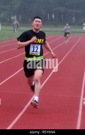 U.S. Army Reserve SPC. Wantae Seong, 760Th Engineer Company, 363 Techniker Bataillon, 411 Engineer Brigade, 412 Theater Ingenieur Befehl, in Marion, Virginia, nähert sich die Ziellinie der Kombinierten besten Krieger Wettbewerb Army Physical Fitness Test 2 Meile laufen bei Joint Base Mc Guire-Dix - Lakehurst, N.J. April 25, 2017. Teilnehmer hoffentlich nehmen den Titel des Besten Noncommissioned Officer oder beste Soldat und bewegen Sie auf der 412 Theater Ingenieur Befehl, Theater 416th Engineer Befehl und 76 Operationelle Antwort am besten Krieger USARC Konkurrenz darzustellen. Stockfoto