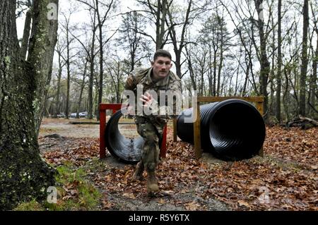 Pfc. Toby Mosley, 428Th Mobilität Augmentation Company, 397th Engineer Battalion, 372 Engineer Brigade, Theater 416th Engineer Befehl, blasts aus einem Tunnel während der hindernislauf Teil der Kombinierten besten Krieger Wettbewerb im Joint Base Mc Guire-Dix - Lakehurst, N.J. April 25, 2017. 14 Teilnehmer fahren Sie den Kurs für die beste Zeit. Die Soldaten sind im Wettbewerb der 412 Theater Ingenieur Befehl, Theater 416th Engineer Befehl und 76 Operationelle Antwort am besten Krieger USARC Konkurrenz darzustellen. Stockfoto