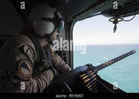 Arabischen Golf (20. April 2017) Naval Aircrewman 3. Klasse Max Miller, die Blackhawks von Hubschrauber meine Gegenmaßnahmen Squadron (HM) 15 Abteilung 2, Scans der Horizont für Kontakte zugewiesen, während die Besatzung eines XM-218.50-Kaliber Maschinengewehr auf einem MH-53E Sea Dragon während Schulungen vor der Küste von Bahrain. HM-15 ist die Task Force 52 zugewiesen, die Förderung der Mine Countermeasure Aktivitäten in den USA 5 Flotte Bereich der Operationen. Stockfoto