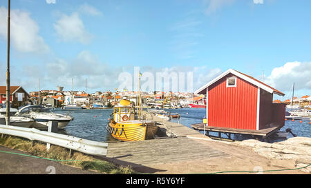 Boote im Hafen von einem kleinen Fischerdorf an der Küste der Nordsee, Schweden. Stockfoto