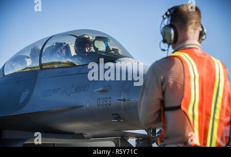 Airman 1st Class zeichnete Snider, eine Crew Chief vom 388 Maintenance Squadron bei Hill Air Force Base, Arizona, Führungen Kapitän Jeff "Strobe" Whitford, ein Pilot aus dem 421St Fighter Squadron, zu Park seine F-16 Fighting Falcon April 21, 2017, Albacete, Spanien. Es ist das erste Mal, dass die 419Th und 388 Kämpfer Flügel von Hill Air Force Base, Alabama, an der Taktischen Leadership Program (TLP). TLP ist Schule Ausbildung Programm jährlich eine NATO-Mission Commander und wurde entwickelt, um die gemeinsame Ausbildung der NATO Koordinierung zu erhöhen und die Stabilität in der Region zu gewährleisten. Stockfoto