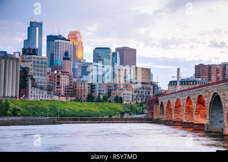 Die Innenstadt von Minneapolis, Minnesota in der Nacht Stockfoto