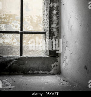 Sonnenlicht in einem Gefängnis-Fenster Stockfoto