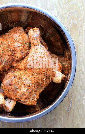 Marinierte Maryland Huhn fertig Braten in den Ofen. Stockfoto