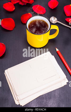 Leeren alten Papier Postkarten mit einem roten Stift Stockfoto