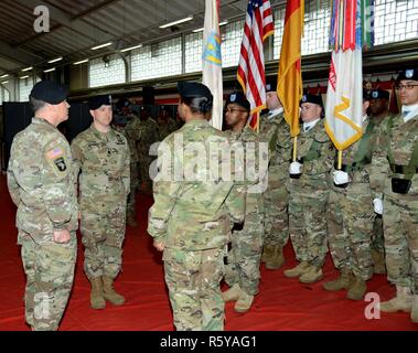 Die offizielle Partei bereitet sich für die Weitergabe der Farben während der 21 speziellen Truppen Bataillon Ändern des Befehls Zeremonie, 13. April 2017, Kleber Kaserne, Kaiserslautern, Deutschland. Stockfoto