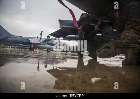 Us Marine Corps Lance Cpl. Roberto Almanza, ein ordnance Techniker mit Marine Attack Squadron (VMA) 311, arbeitet an einem AV-8B Harrier in den ersten Tag der Übung MAX DONNER 17 bei Kunsan Air Base, die Republik Korea, 17. April 2017. Max Thunder dient als eine Gelegenheit für die USA und ROK Kräfte gemeinsam zu trainieren und taktischen Fähigkeiten, die für die Verteidigung der asiatisch-pazifischen Region schärfen. Es ist eine jährliche Militär - gebaut, die Interoperabilität zwischen USA und ROK Kräfte zu fördern. Stockfoto