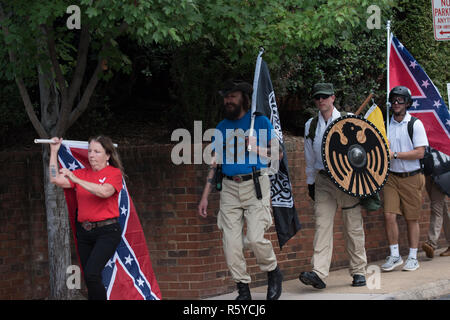 Charlottesville, Virginia, Vereinigte Staaten - 12 August, 2017 Vereinen die Richtige neonazistische Gruppen und gewalttätige Demonstranten zieht Stockfoto