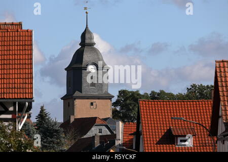 Der Kirchturm von herleshausen in Hessen Stockfoto