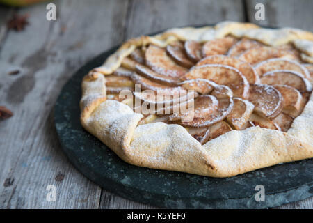 Kuchen mit Äpfeln, Birnen und Zimt auf einem alten hölzernen Hintergrund Stockfoto