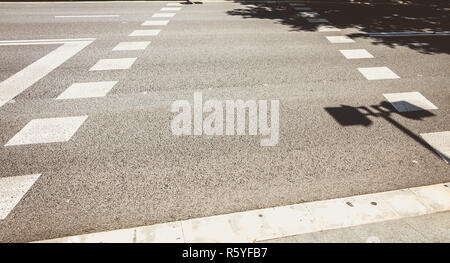 Fußgängerüberweg auf Asphalt in Barcelona, Spanien Stockfoto