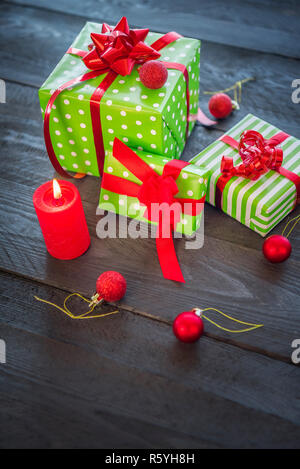 Bündel von Weihnachten Geschenke und Schmuck Stockfoto