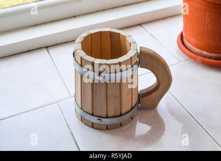 Dekorative Schale geformte Drums. Holz- Becher Bier Stockfoto