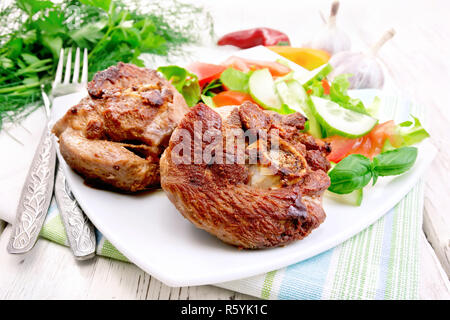 Türkei Steak gebraten mit Gemüse in der Platte an Bord Stockfoto