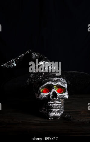 Halloween noch Hintergrund durch den Schädel. Stockfoto