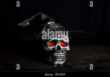 Halloween noch Hintergrund durch den Schädel. Stockfoto