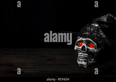 Halloween noch Hintergrund durch den Schädel. Stockfoto